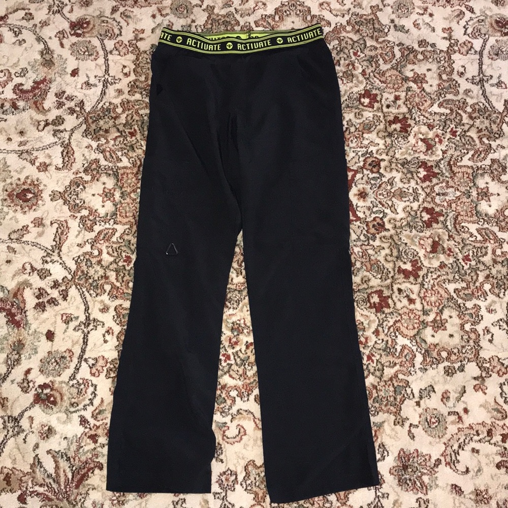 Athletic scrub pants for hospital workers